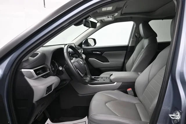 Used 2022 Moon Dust Toyota XLE image 10