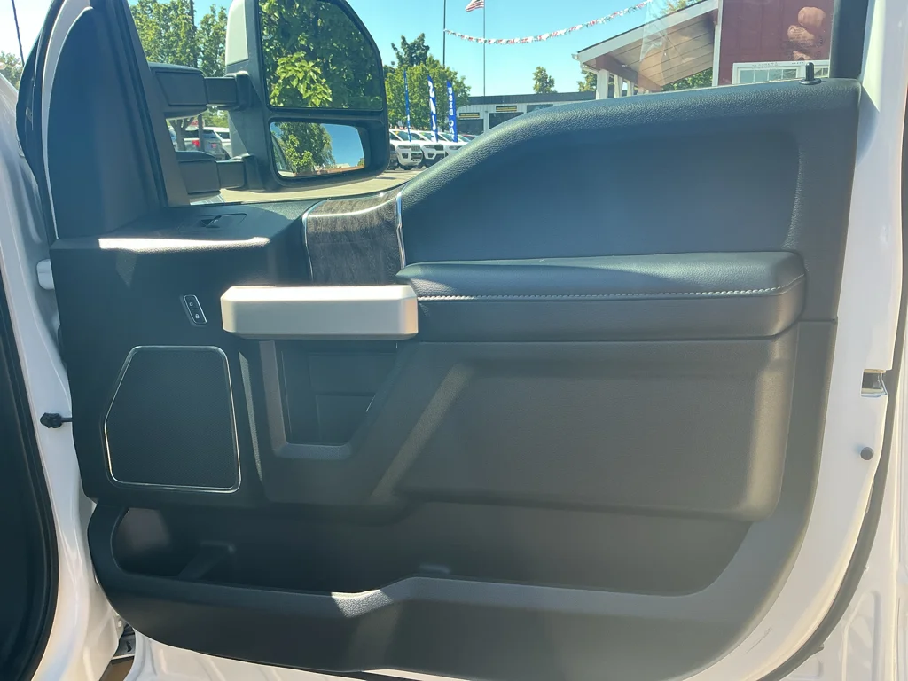 Used 2019 White Platinum Tri-Coat Metallic Ford LARIAT image 13