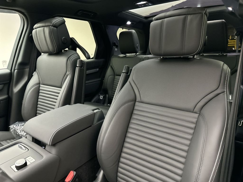 New 2026 Santorini Black Metallic Land Rover Dynamic SE image 10