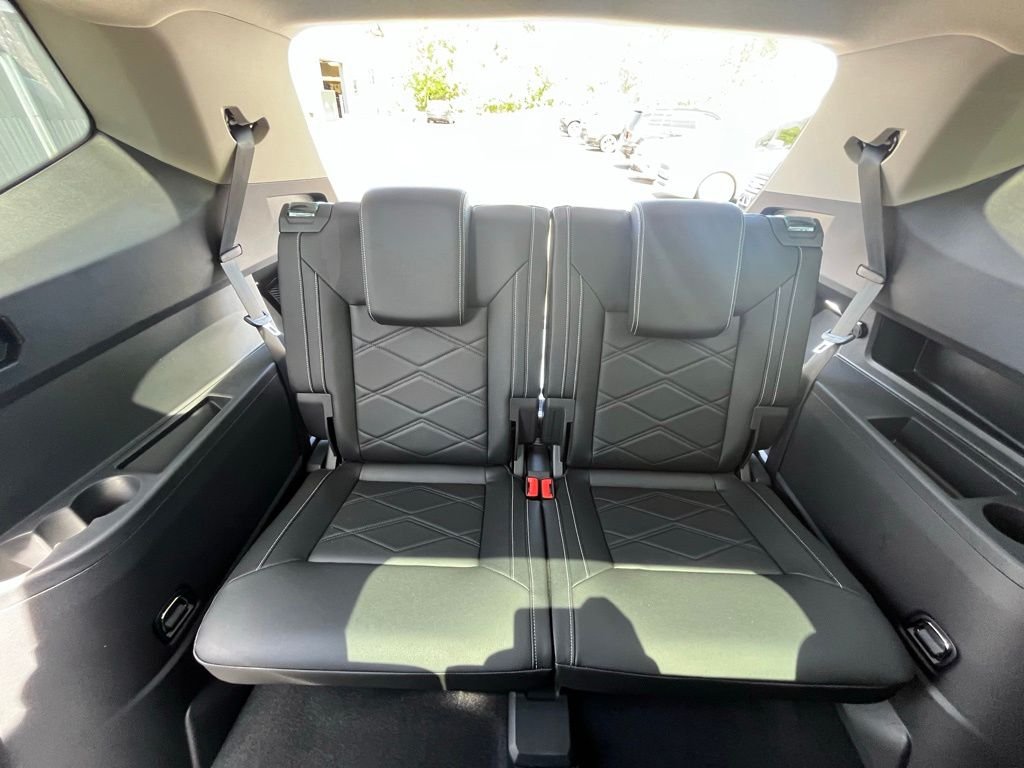 New 2026 Black Volkswagen 2.0T SE w/Technology image 25