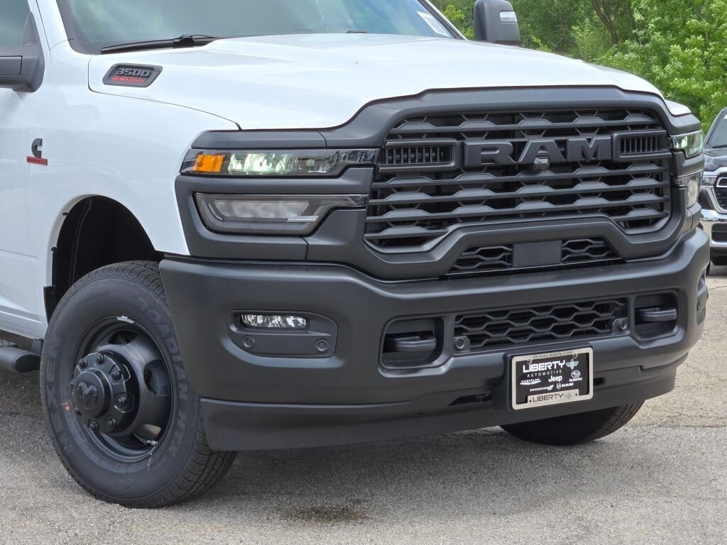 New 2026 Bright White Clear-Coat Exterior Paint RAM Tradesman image 2