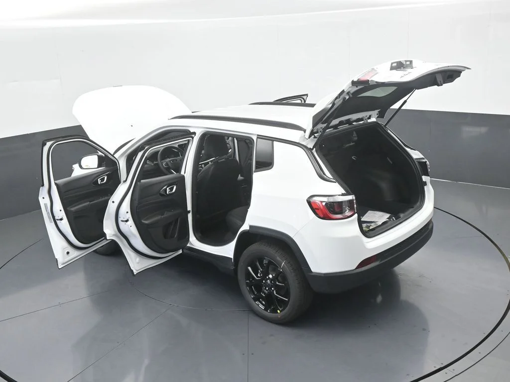 New 2026 Bright White Clear-Coat Exterior Paint Jeep Latitude image 58