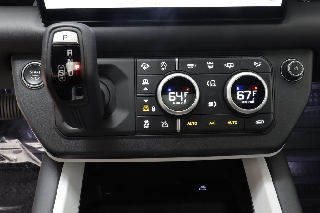 Used 2025 White Land Rover X-Dynamic SE image 13