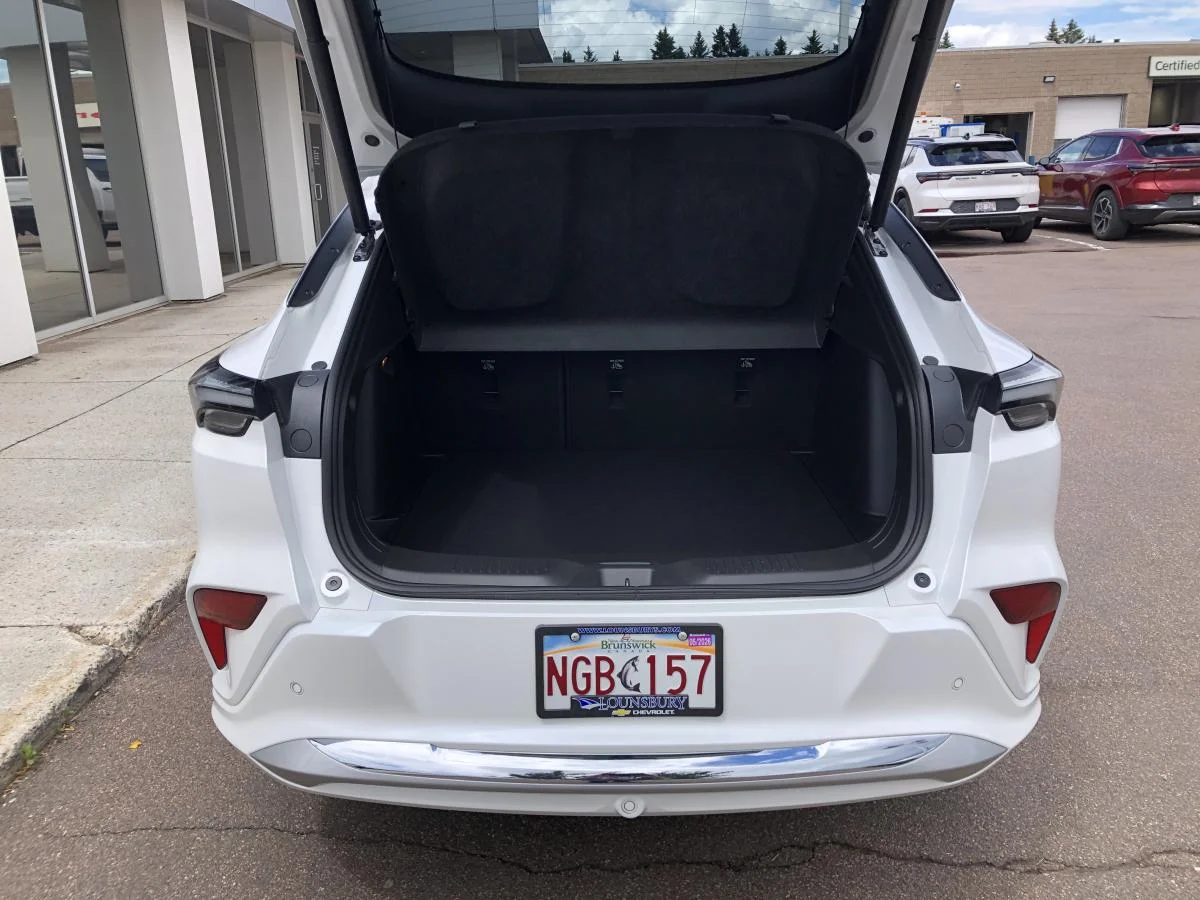Used 2024 White Buick FWD 4dr Avenir image 7