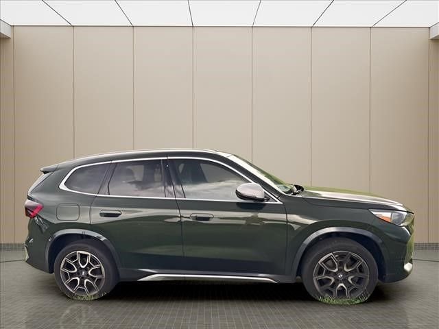 Used 2024 Green BMW xDrive28i image 17