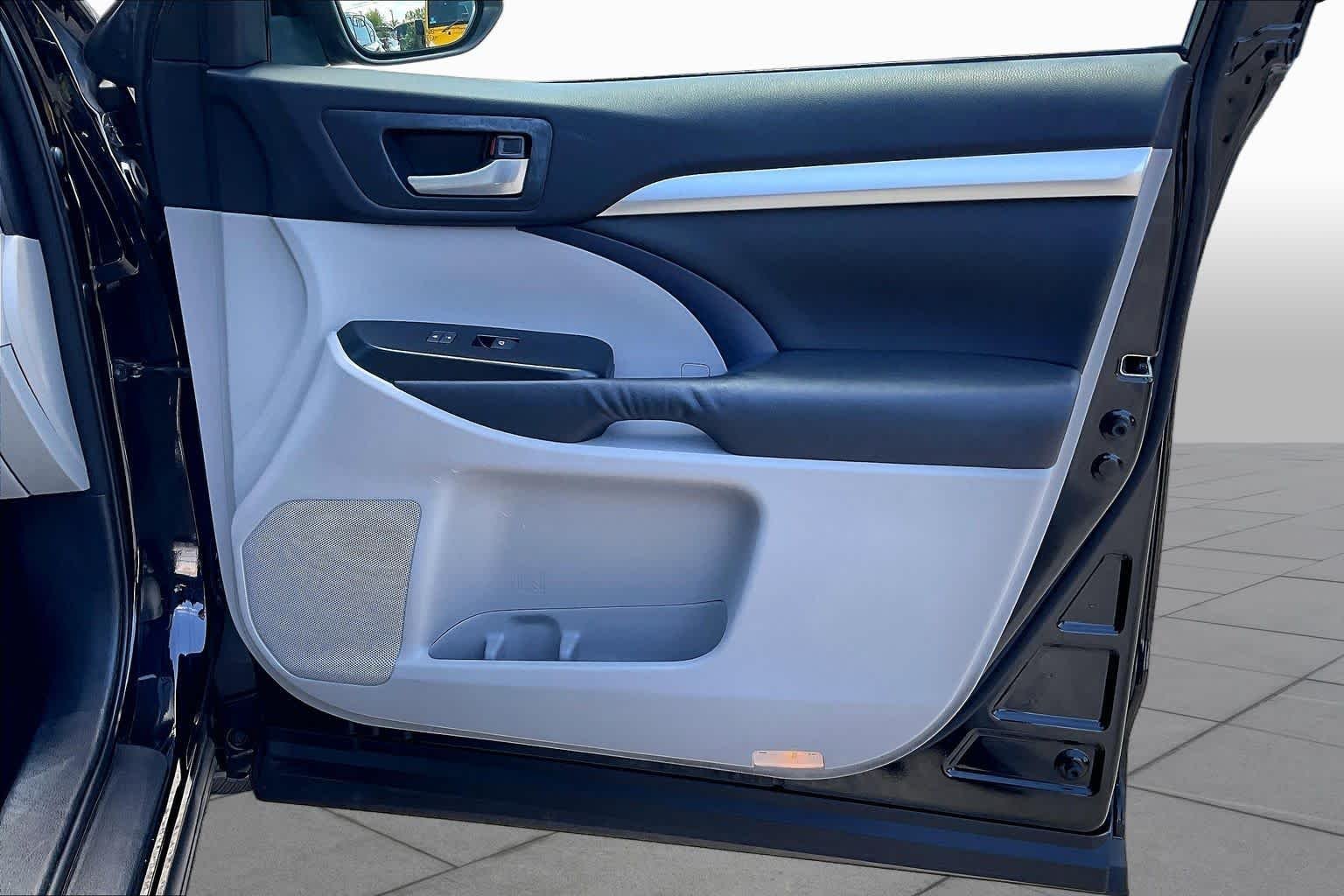 Used 2014 Attitude Black Metallic Toyota XLE image 23