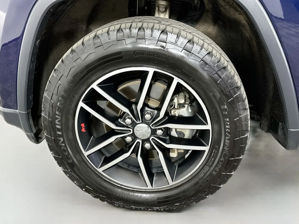 Used 2018 True Blue Pearlcoat Jeep Trailhawk image 32