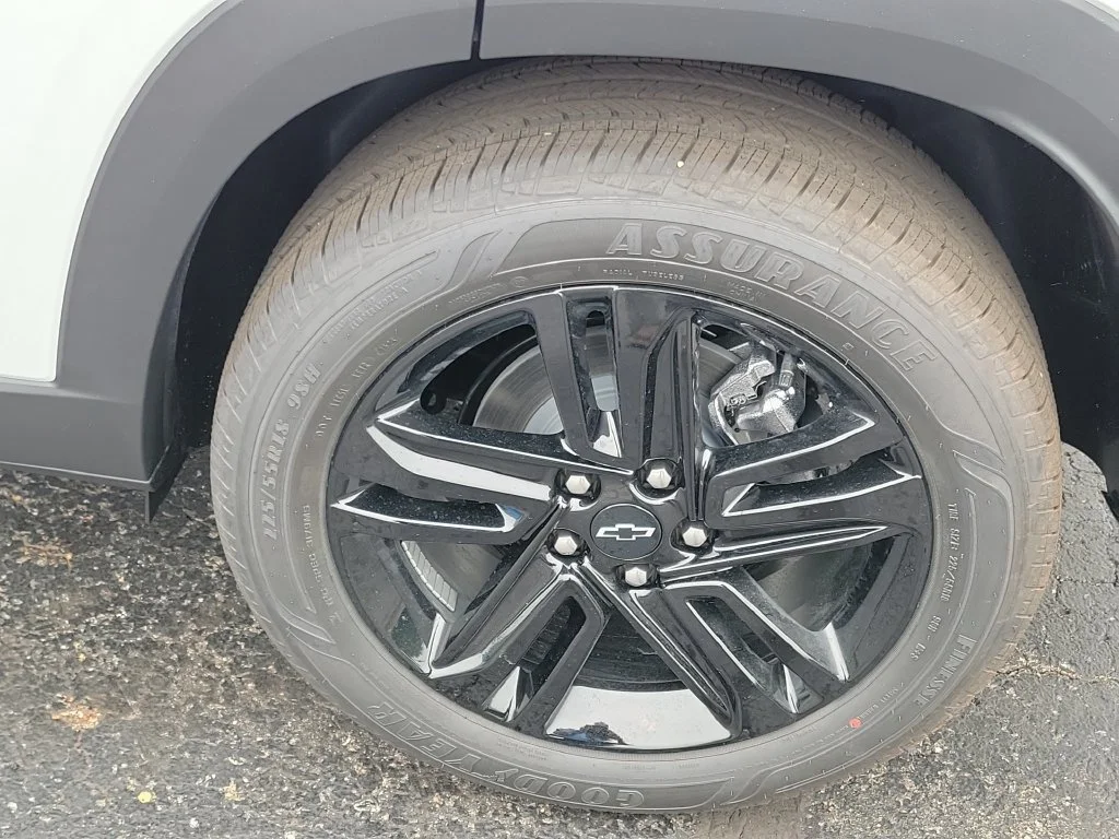 New 2026 Summit White Chevrolet ACTIV image 28