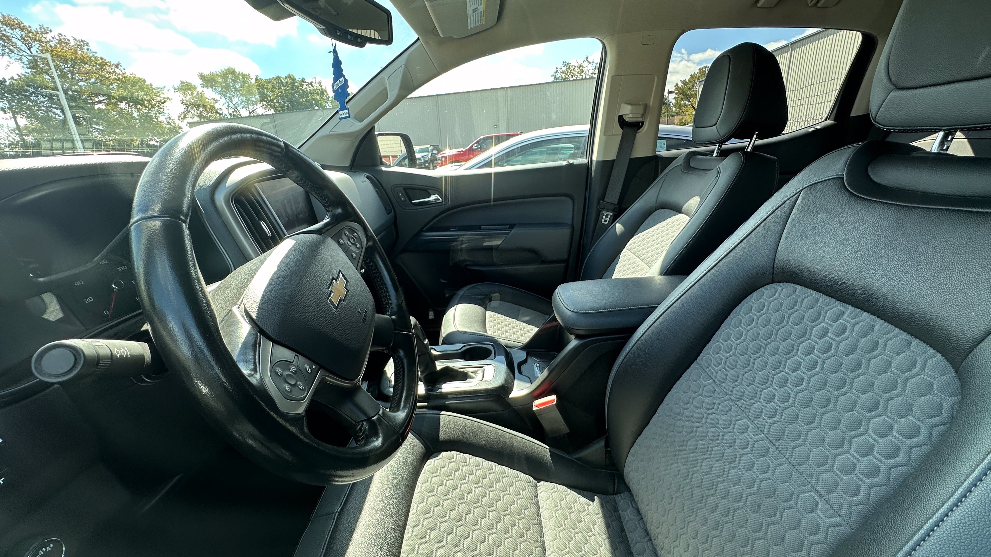 Used 2020 Kinetic Blue Metallic Chevrolet Z71 image 5