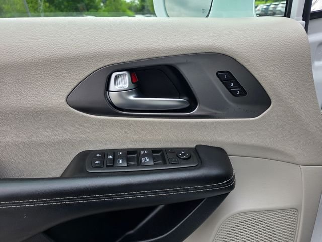 Used 2022 Bright White Clearcoat Chrysler Touring L image 26