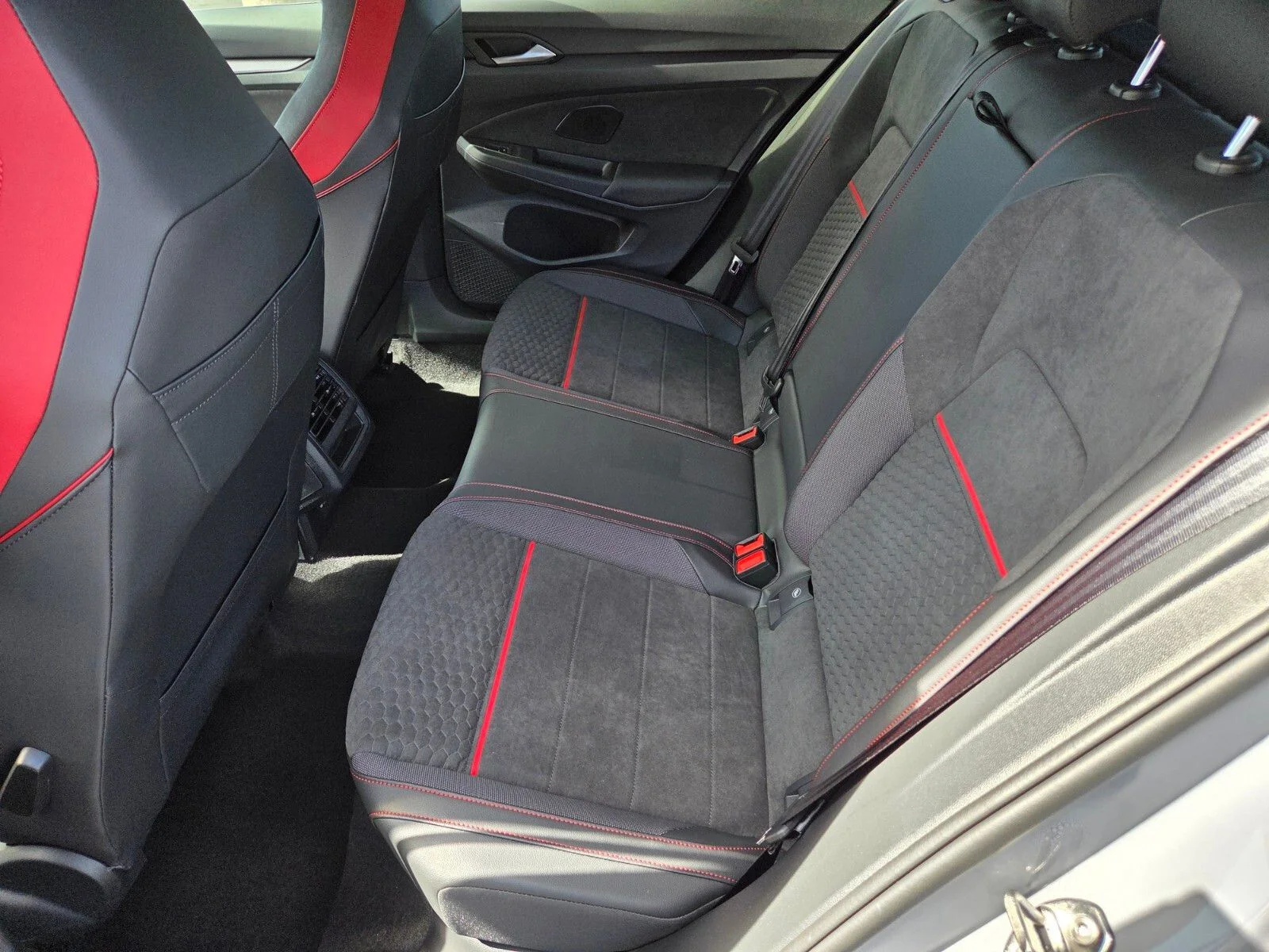 2025 Volkswagen Golf GTI SE - Photo 8