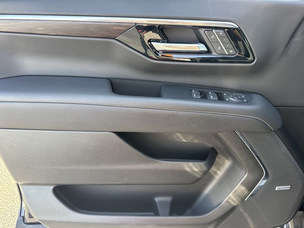 2025 Chevrolet Suburban Premier - Photo 10
