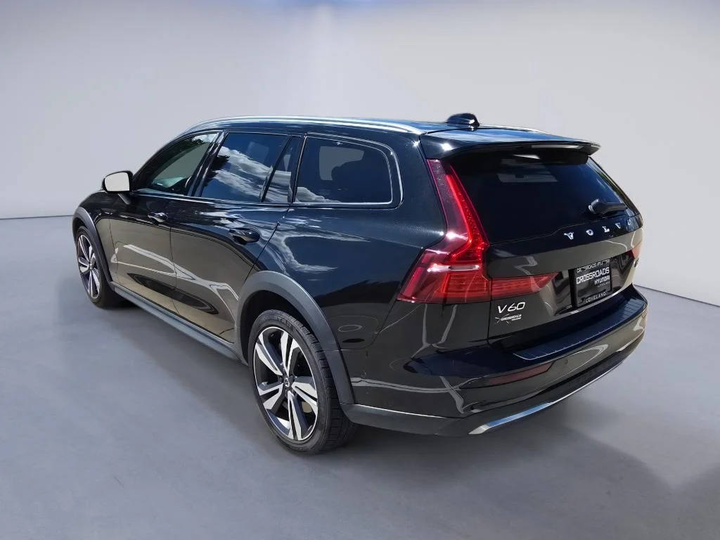 Used 2025 Onyx Black Metallic Volvo Plus image 3