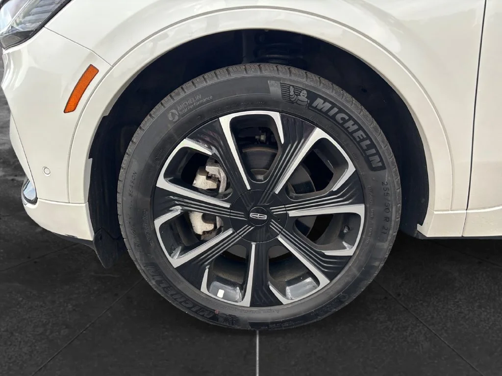 Used 2024 White Platinum Clearcoat Metallic Lincoln Reserve image 15
