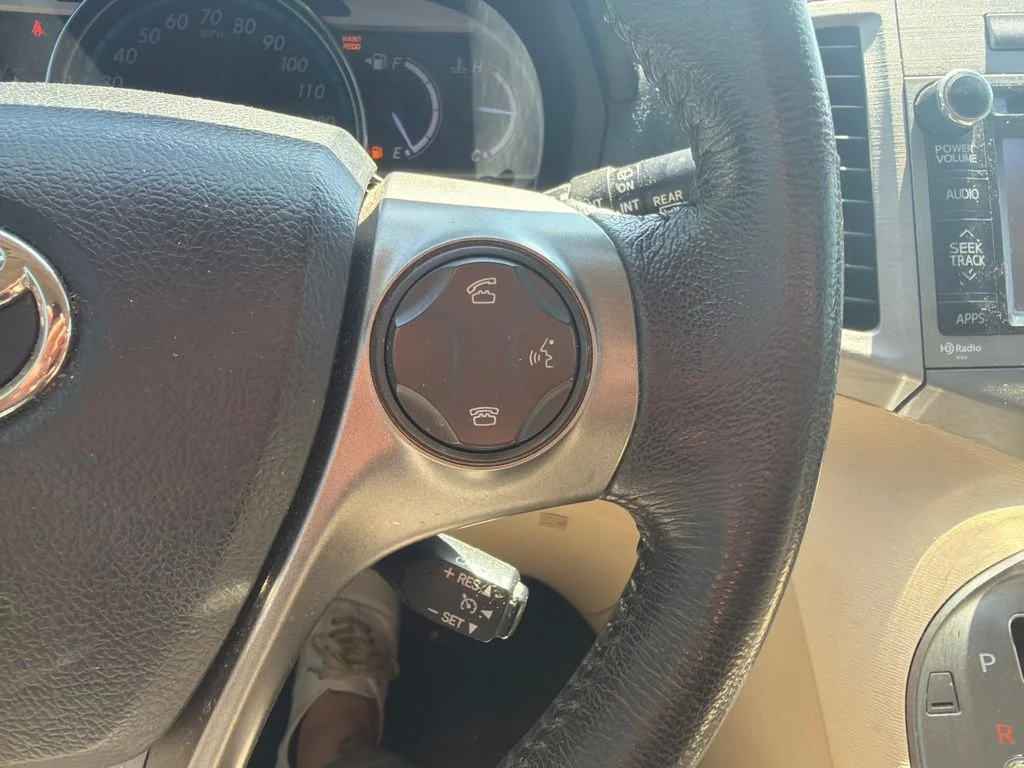 Used 2013 White Toyota XLE image 14