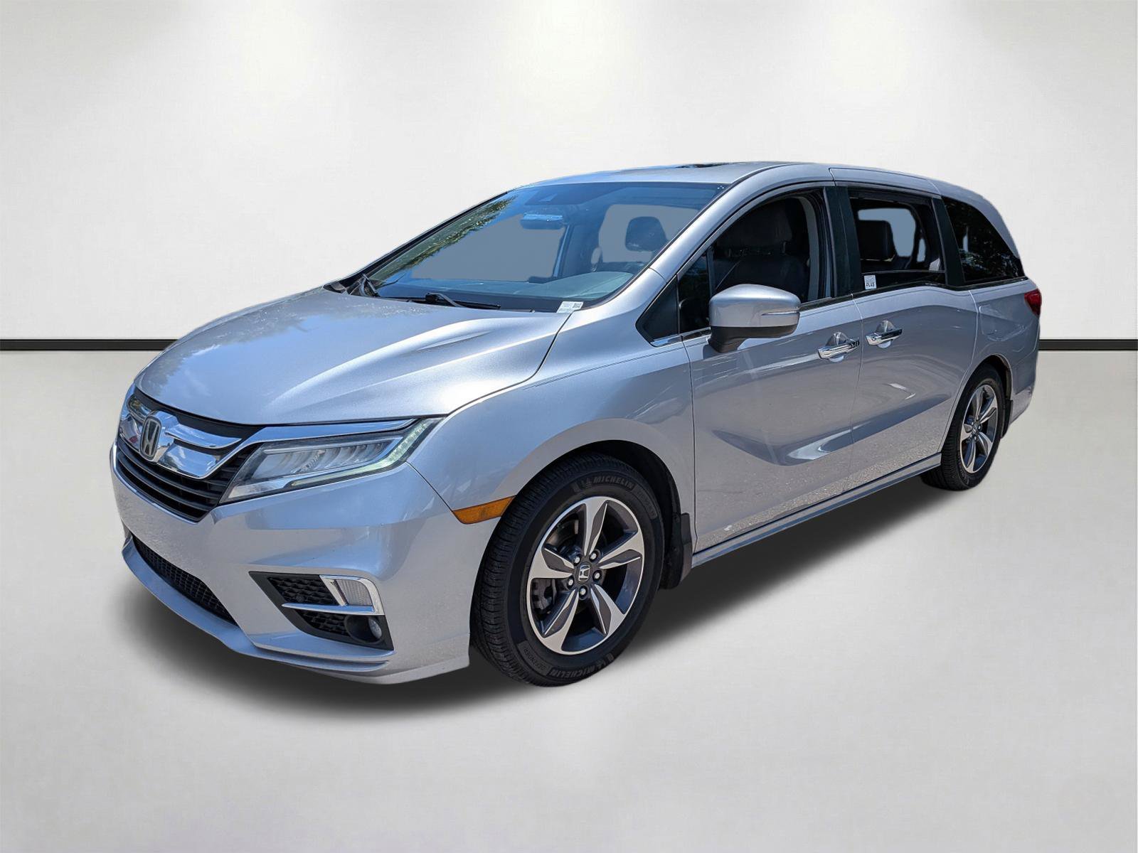 Used 2019 Lunar Silver Metallic Honda Touring image 8
