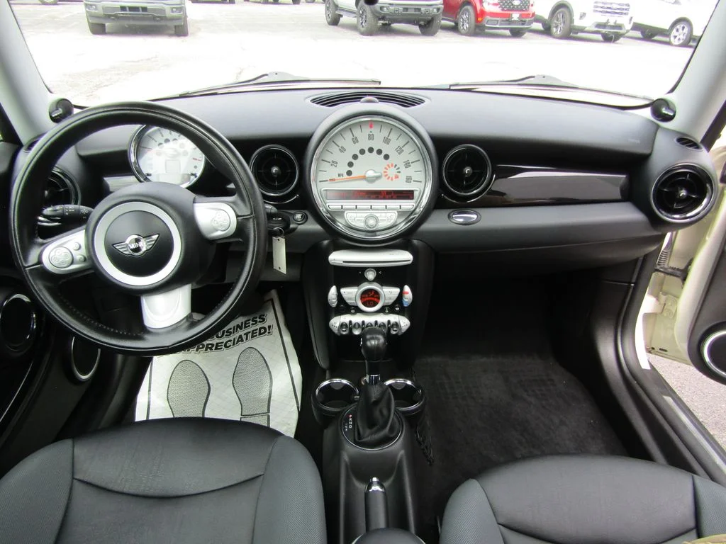 Used 2010 Pepper White MINI Base image 3