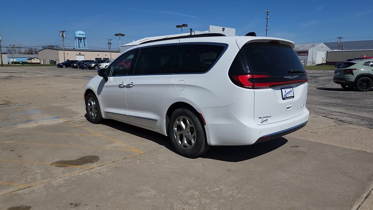 Used 2023  Chrysler Limited image 9