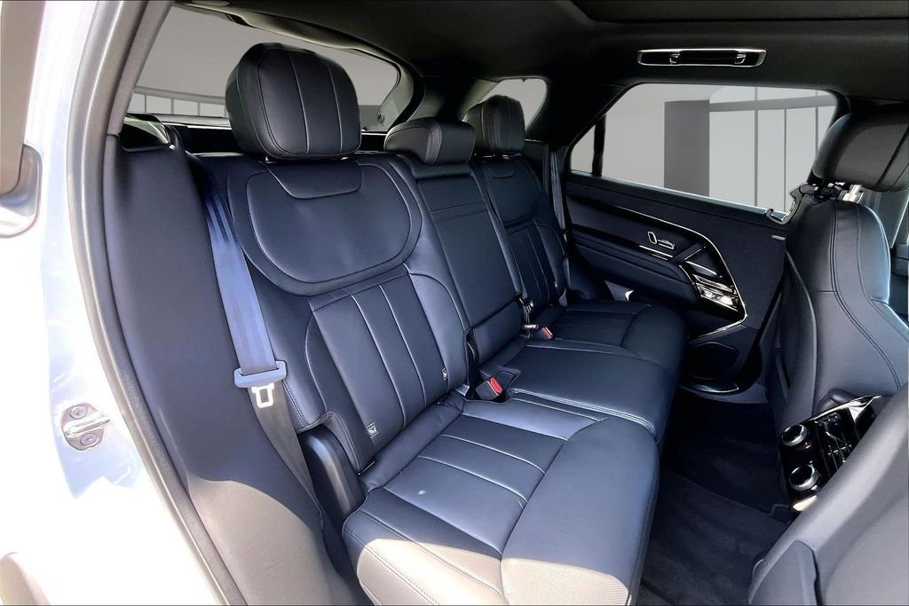 New 2026 FUJI WHITE Land Rover Dynamic SE image 10