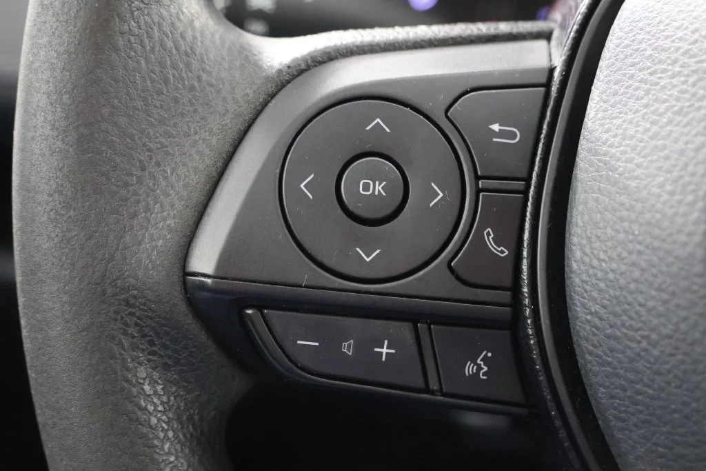 Used 2022 Pearl Toyota LE image 11