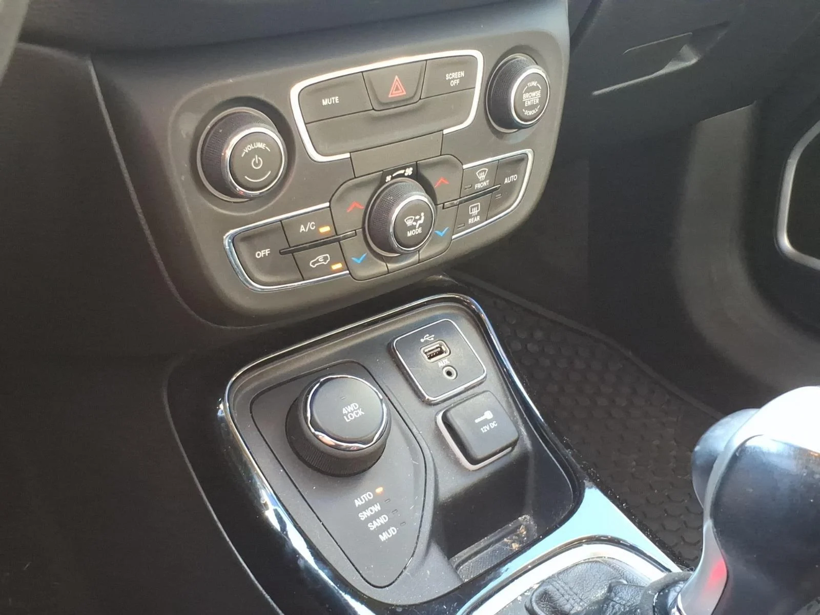 Used 2018 Redline Pearlcoat Jeep Altitude image 17