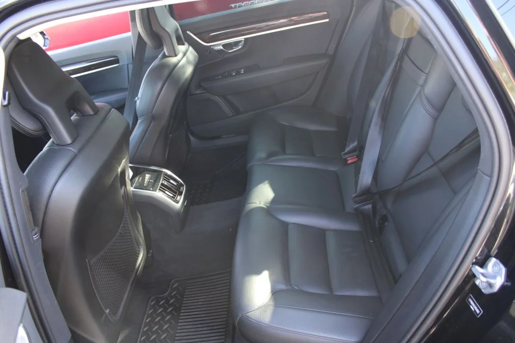 Used 2018 Black Volvo T5 Momentum image 16