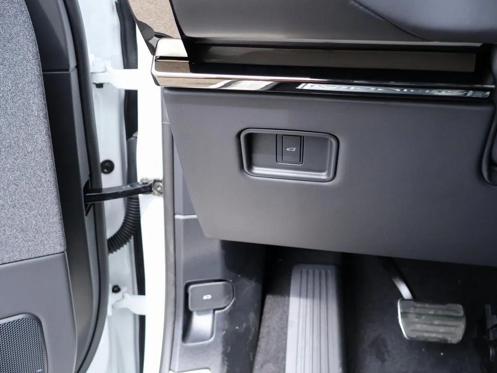 New 2025 Fuji White Land Rover Dynamic SE image 35