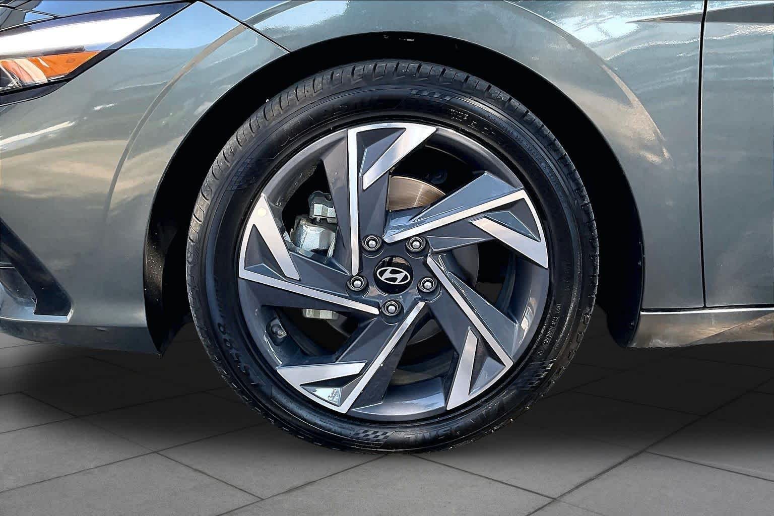 Used 2025 Amazon Gray Hyundai SEL Convenience image 11