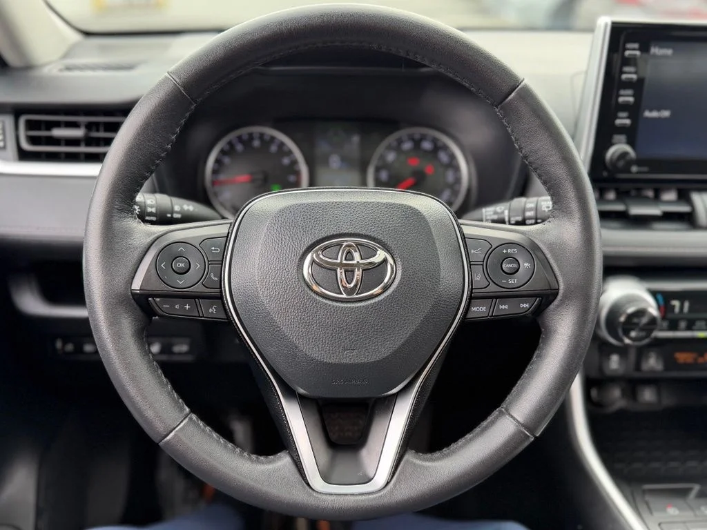 Used 2021 Silver Toyota XLE image 11