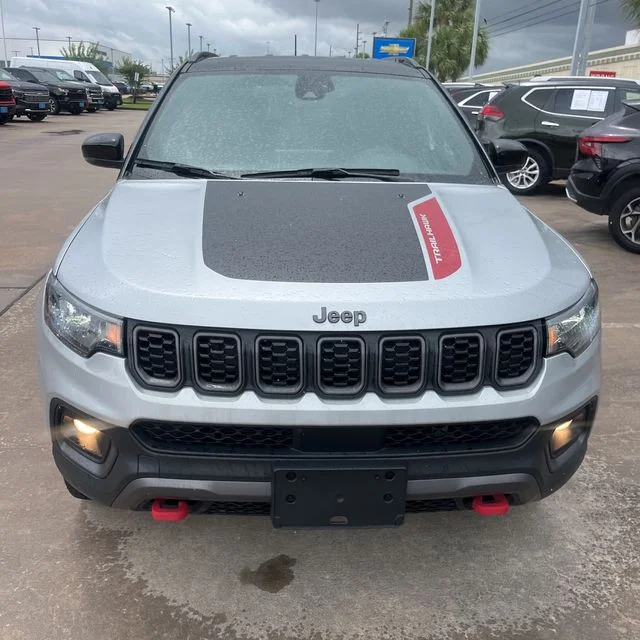 Used 2025 Silver Zynith Metallic Clearcoat Jeep Trailhawk image 8