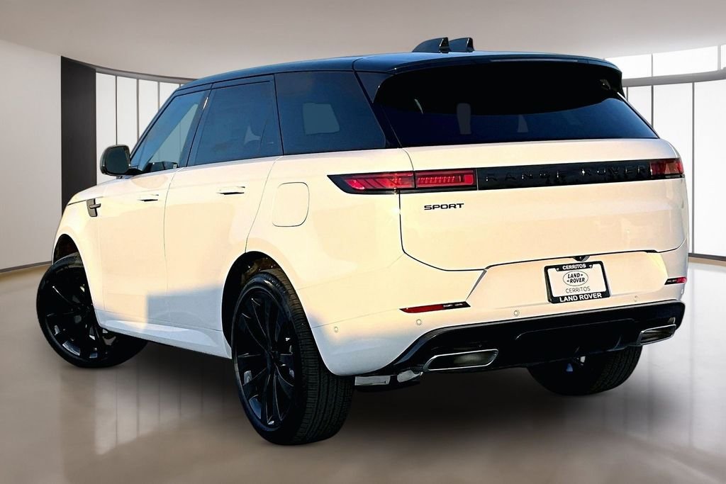 New 2026 FUJI WHITE Land Rover Dynamic SE image 3