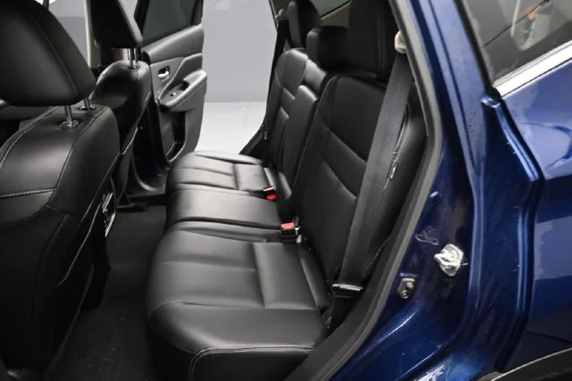 Used 2020 Deep Blue Pearl Nissan SL image 13