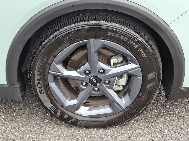 Used 2025 Gray Kia LXS image 9