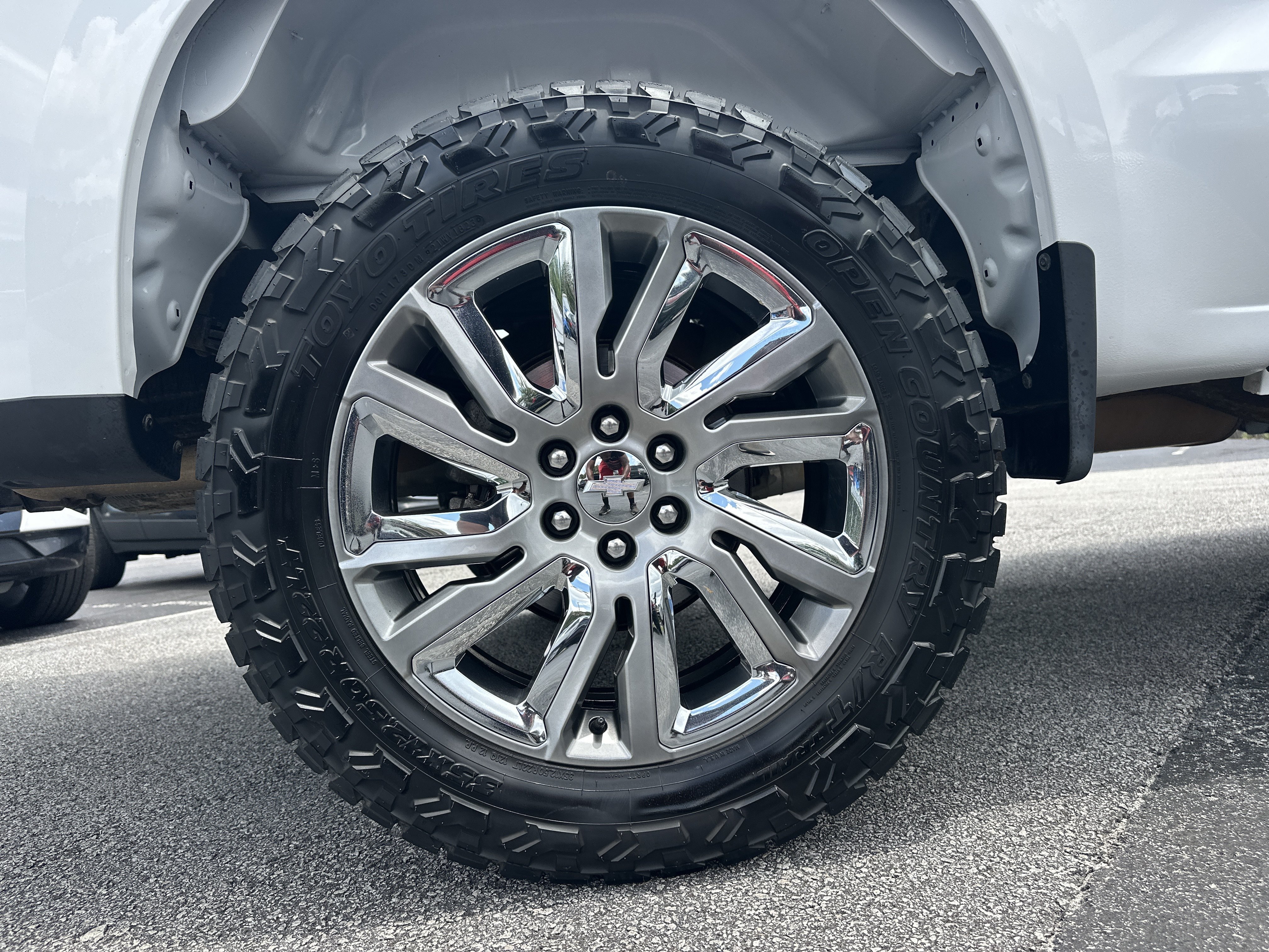 Used 2019 SUMMIT WHITE Chevrolet RST image 17