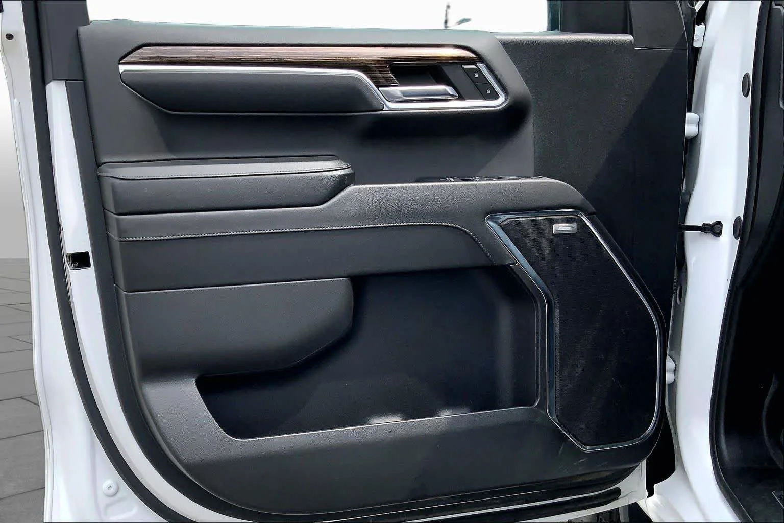 Used 2024 Summit White GMC Elevation image 22