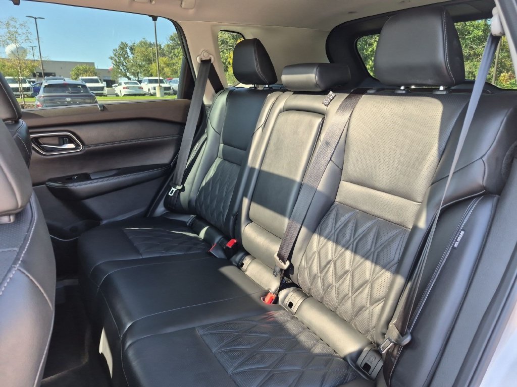 Used 2022 Gold Nissan Platinum image 24