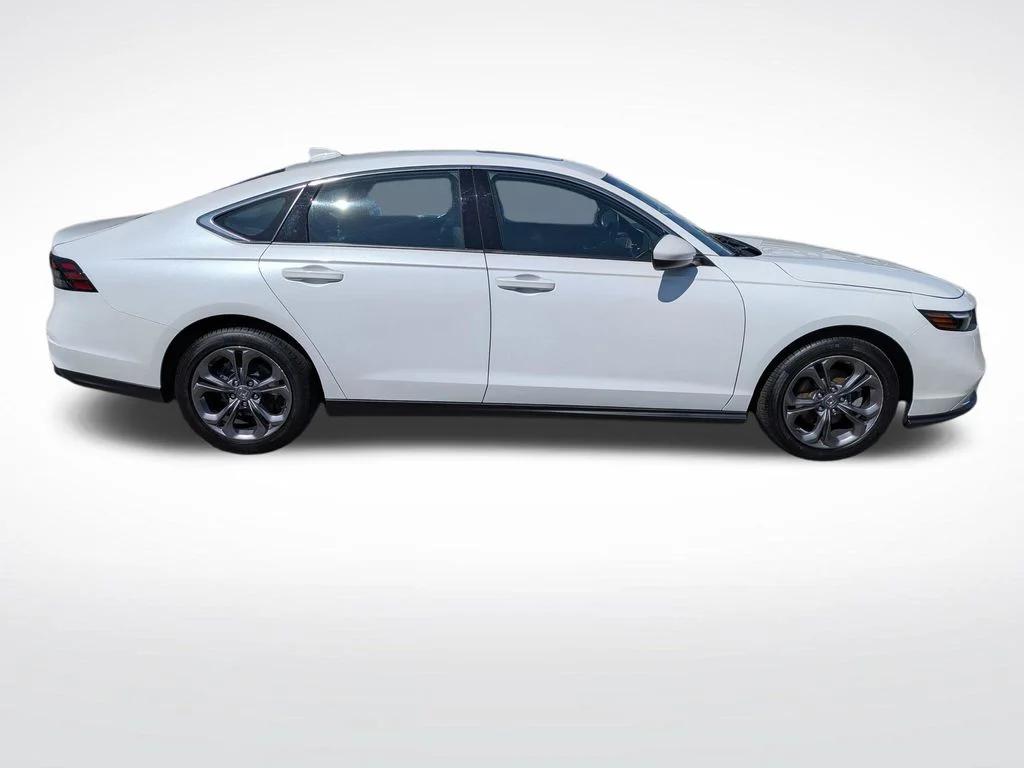 Used 2023 White Honda EX image 2