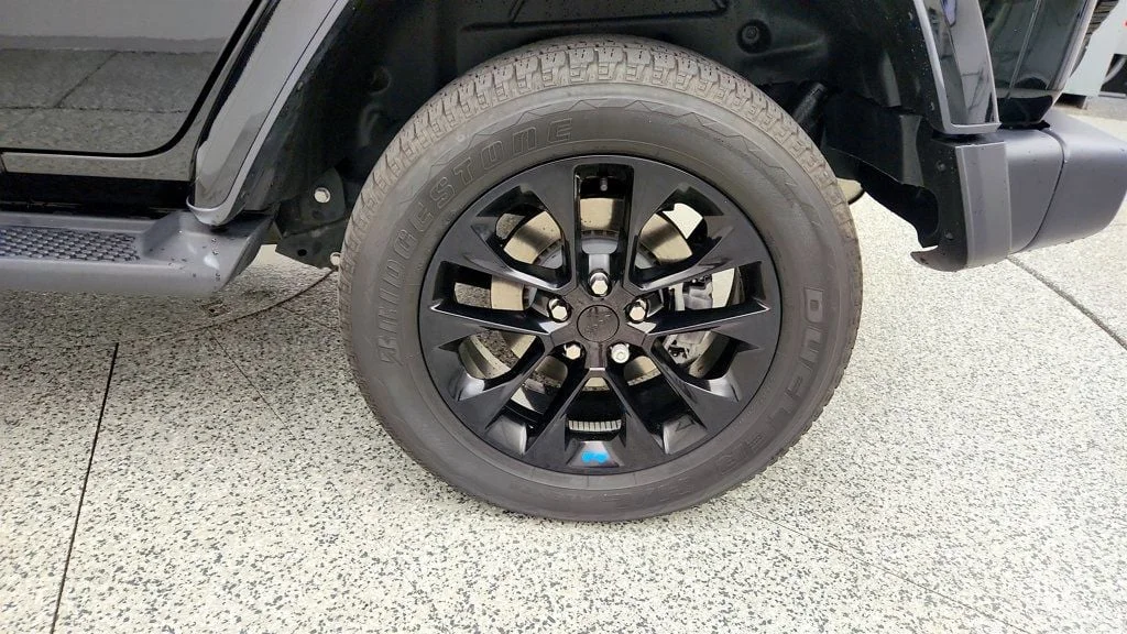 Used 2022 Black Clearcoat Jeep Unlimited Sahara 4x4 w/ Cold Weather, Safety & Adv Safety Groups image 9