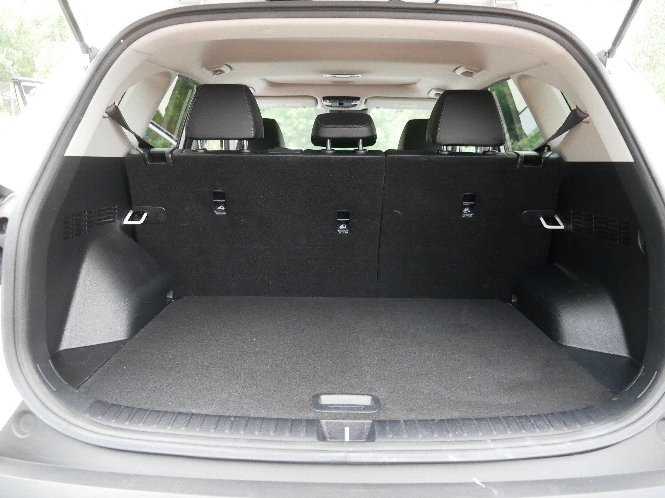Used 2023 Snow White Pearl Kia EX image 18