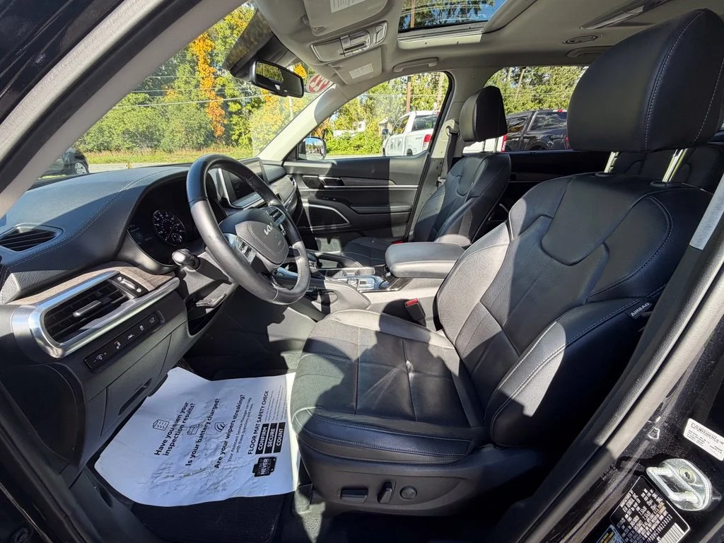 Used 2022 Black Kia EX image 10