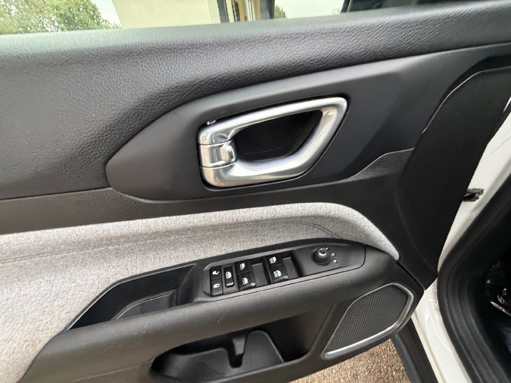 Used 2024 White Jeep Latitude image 11