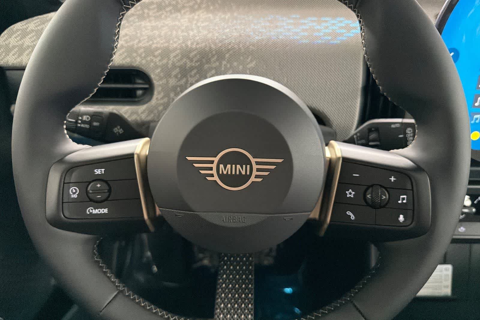 New 2026 Midnight Black II Metallic MINI Signature Plus image 23