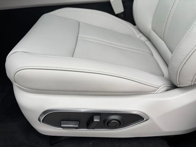 New 2026 Bright White Clear-Coat Exterior Paint Jeep Limited Altitude image 16