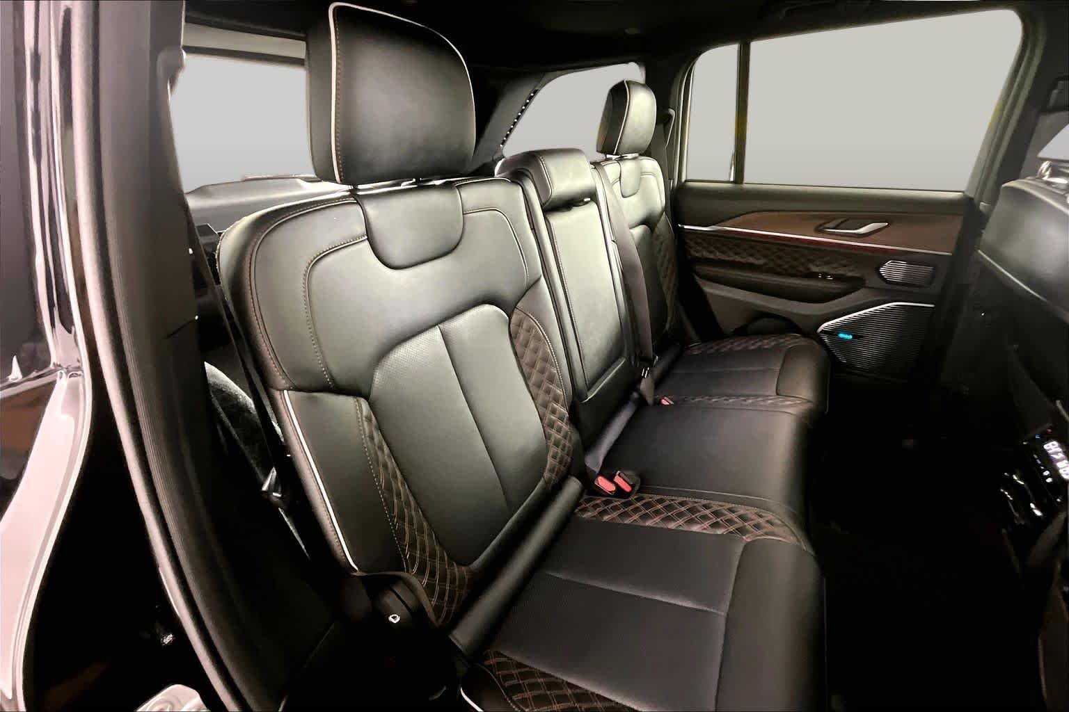Used 2022 Diamond Black Crystal Pearlcoat Jeep Summit image 19