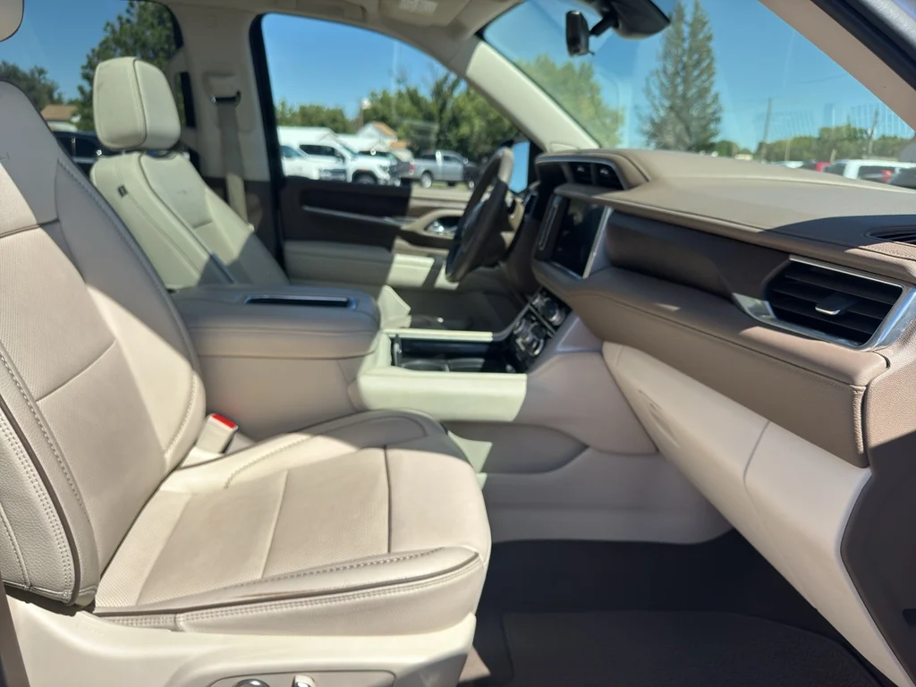 Used 2021 White Frost Tricoat GMC Denali image 17
