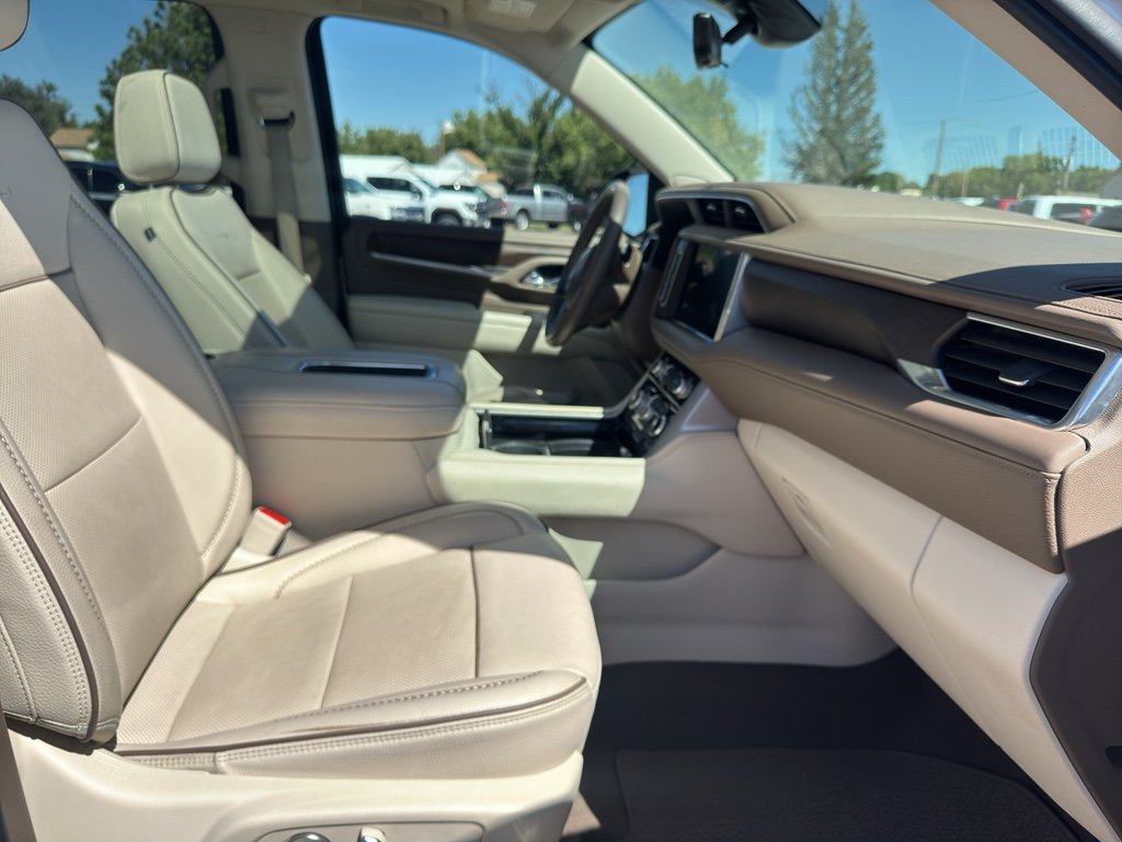 Used 2021 White Frost Tricoat GMC Denali image 17