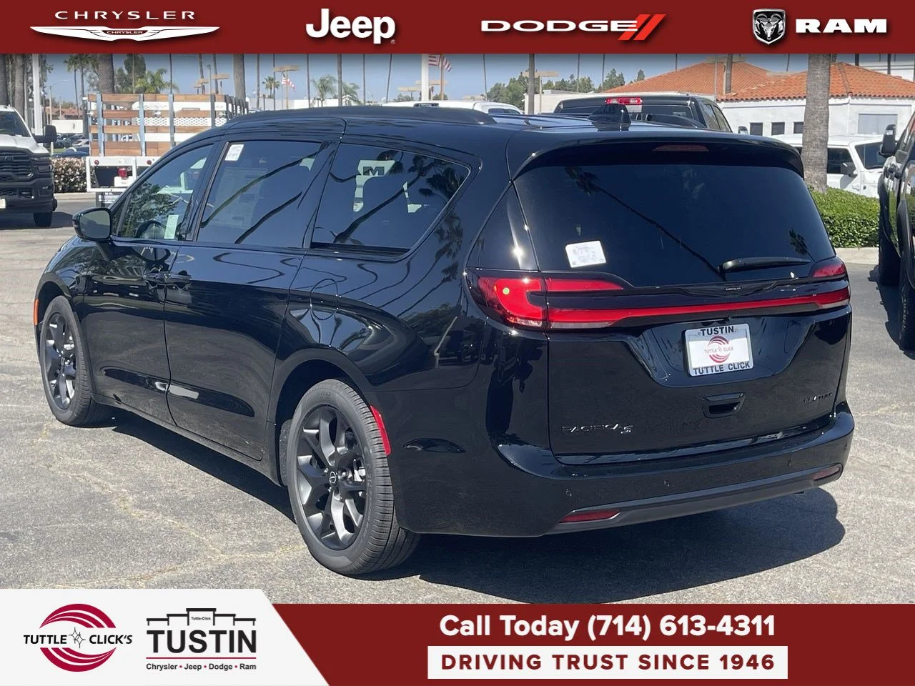 New 2026 Diamond Black Crystal Pearl-Coat Exterior Paint Chrysler Limited image 4