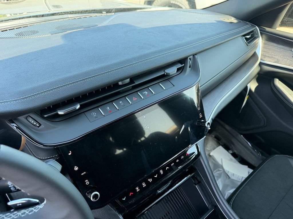 New 2026 Diamond Black Crystal Pearlcoat Jeep Altitude image 19