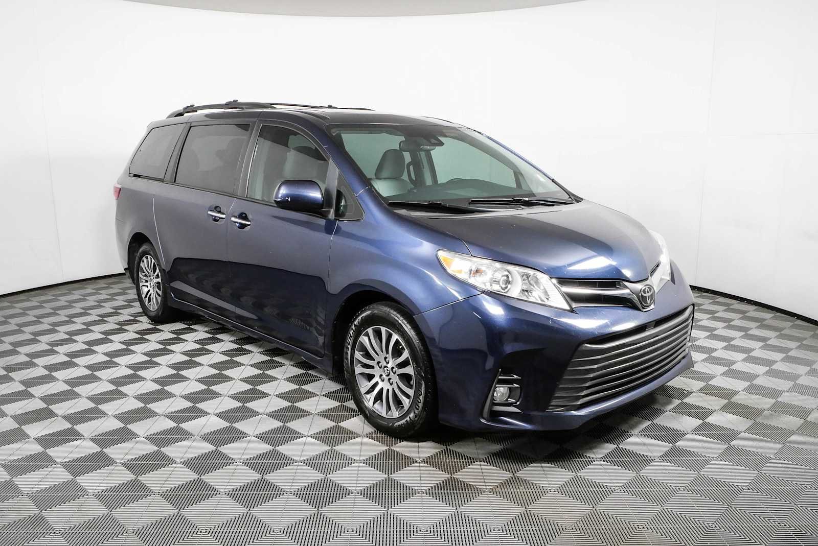 2018 Toyota Sienna XLE V6 8-Passenger's photo