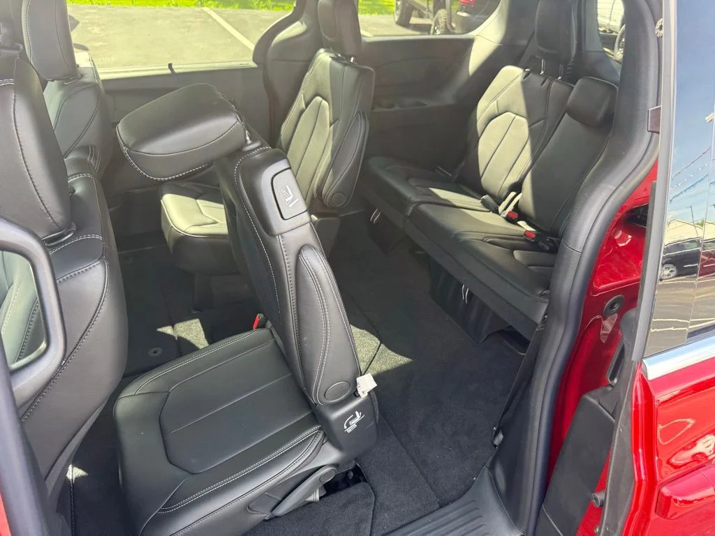 New 2027 Red Hot Pearl-Coat Exterior Paint Chrysler Select image 36
